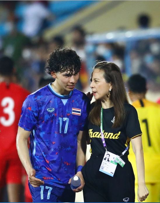 Nữ trưởng đoàn Thái Lan không quá vui mừng sau chiến thắng trước U23 Singapore. Ảnh: Internet Nữ trưởng đoàn Thái Lan không quá vui mừng sau chiến thắng trước U23 Singapore. Ảnh: Internet