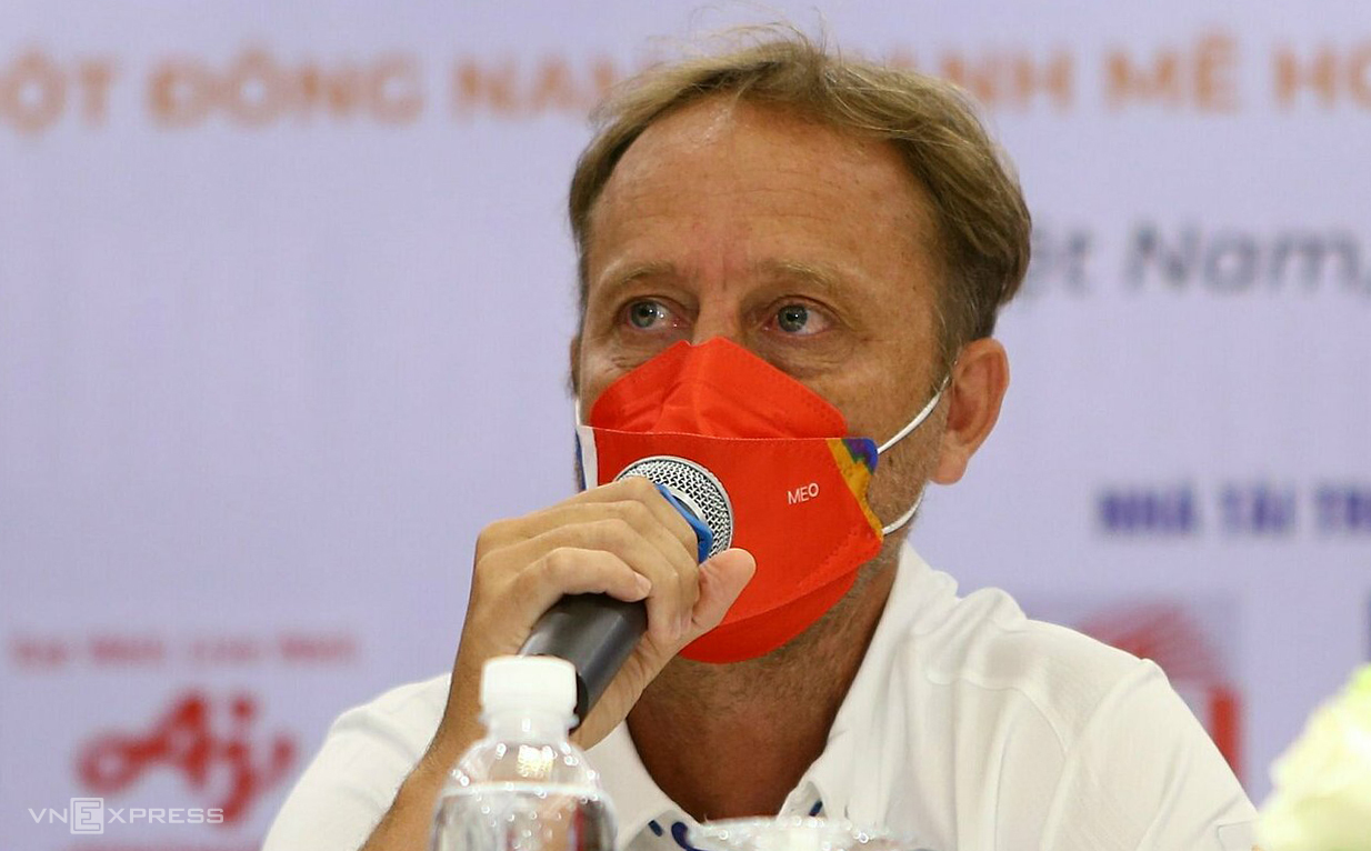 HLV Mano Polking tự tin tuyên bố sẽ đánh bại tất cả các đội bóng. Ảnh: VnExpress