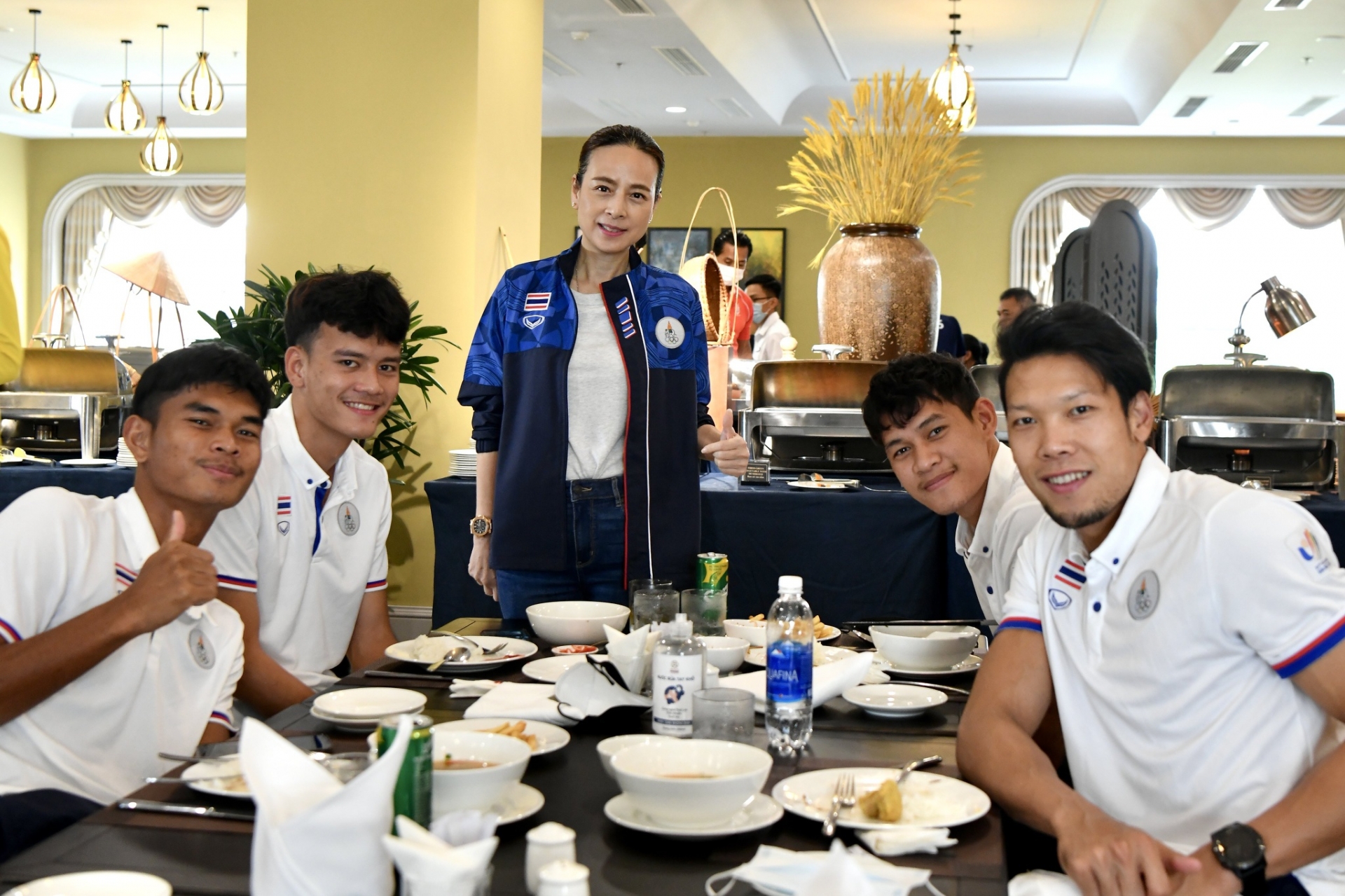 Trưởng đoàn Nualphan Lamsam khen đồ ăn Nam Định, U23 Thái Lan được nhận 'quà quê' 1