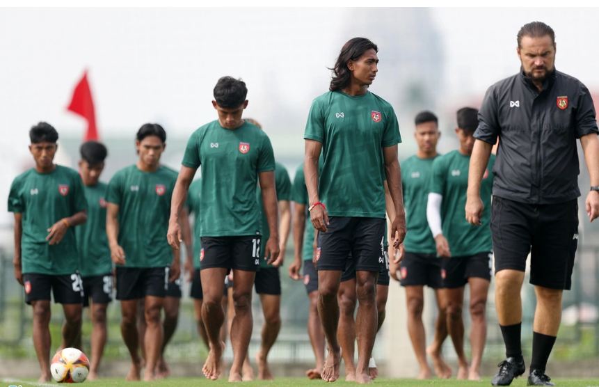 U23 Myanmar đi chân đất khi di chuyển vòng quanh sân. Ảnh: Internet