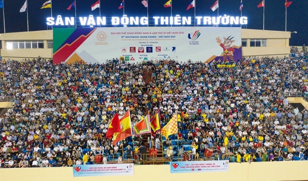 Sân Thiên Trường luôn kín khán giả ở các trận đấu tại bảng B SEA Games 31