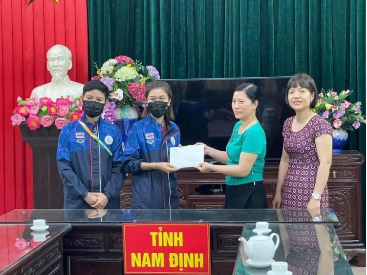 Cảm động sự nhiệt huyết từ người dân Nam Định, Trưởng đoàn U23 Thái Lan thể hiện nghĩa cử cao đẹp 1