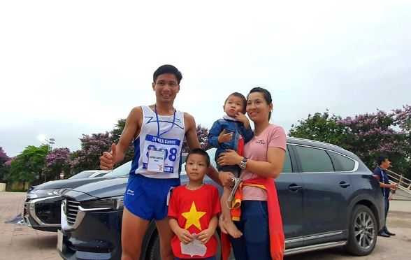 VĐV Nguyễn Văn Lai hạnh phúc bên gia đình. Ảnh: Internet VĐV Nguyễn Văn Lai hạnh phúc bên gia đình. Ảnh: Internet