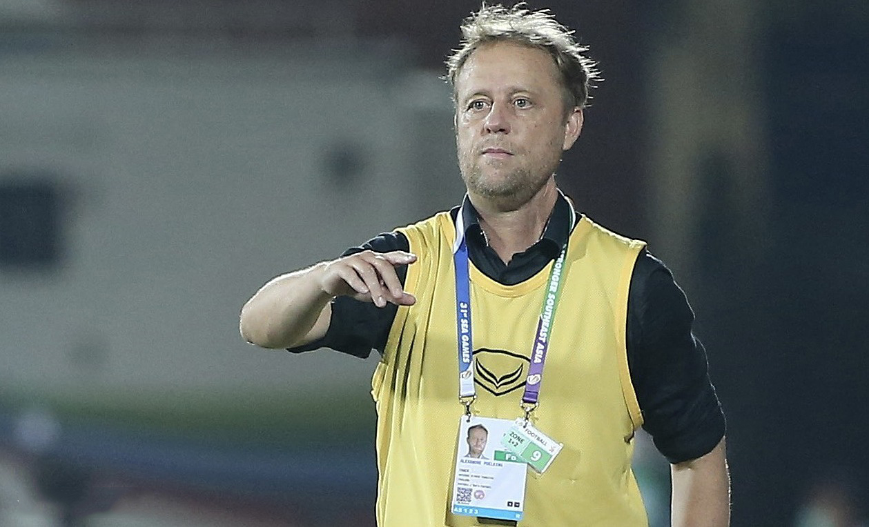 HLV Polking chê mặt cỏ sân Thiên Trường. Ảnh: Internet