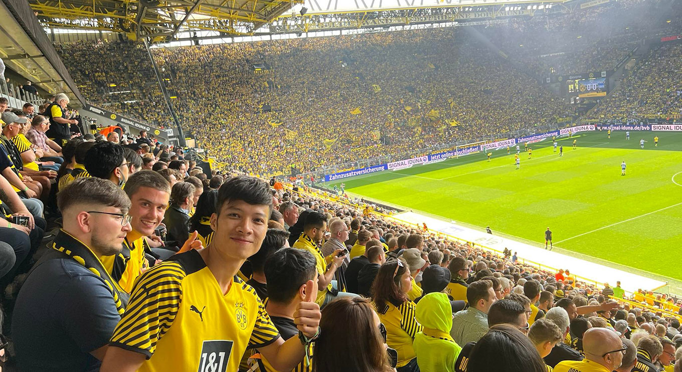 Cán Cris xuất hiện tại sân Signal Iduna Park. Ảnh: Internet