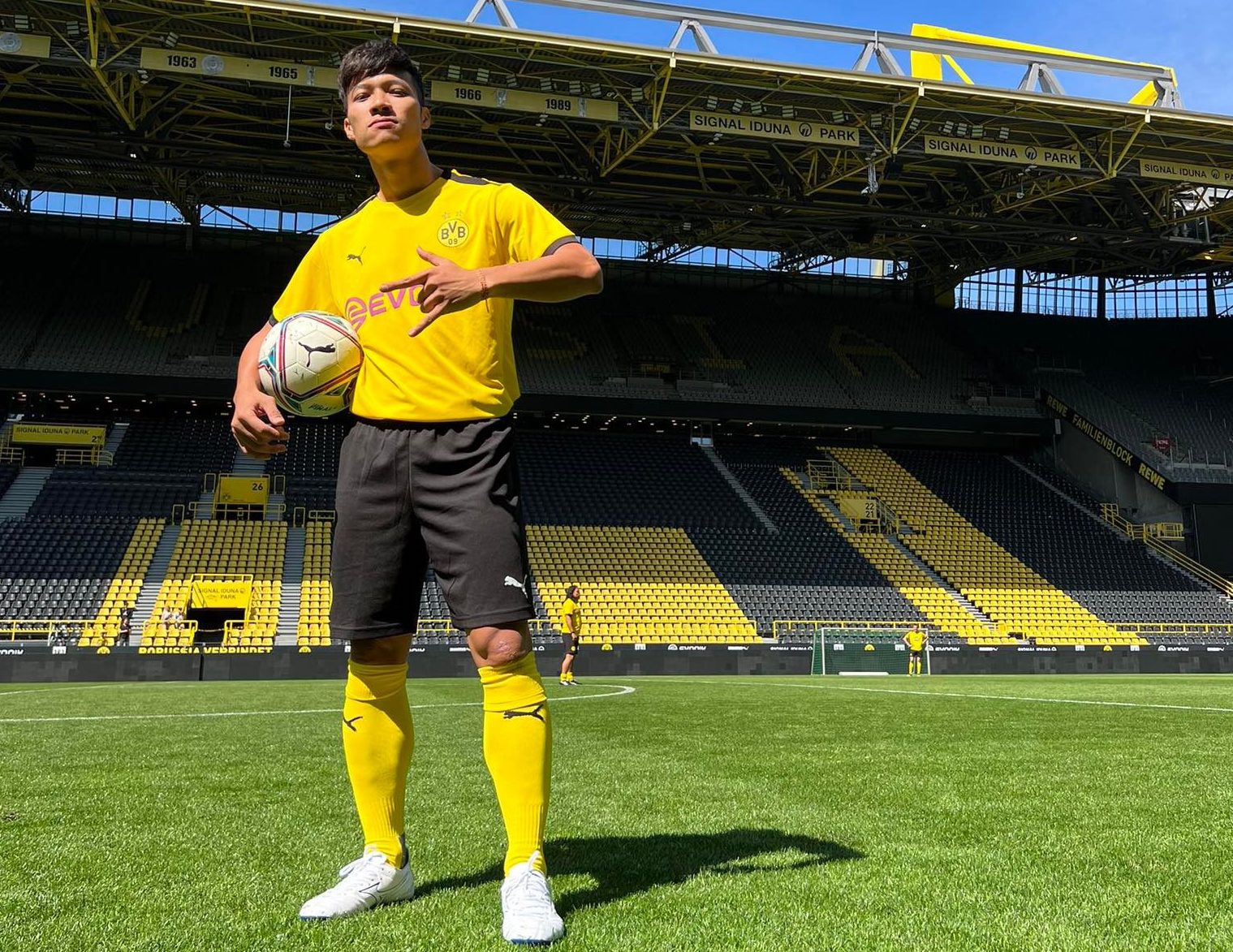 Lê Đại Cán sải bước trên mặt cỏ Signal Iduna Park. Ảnh: Internet