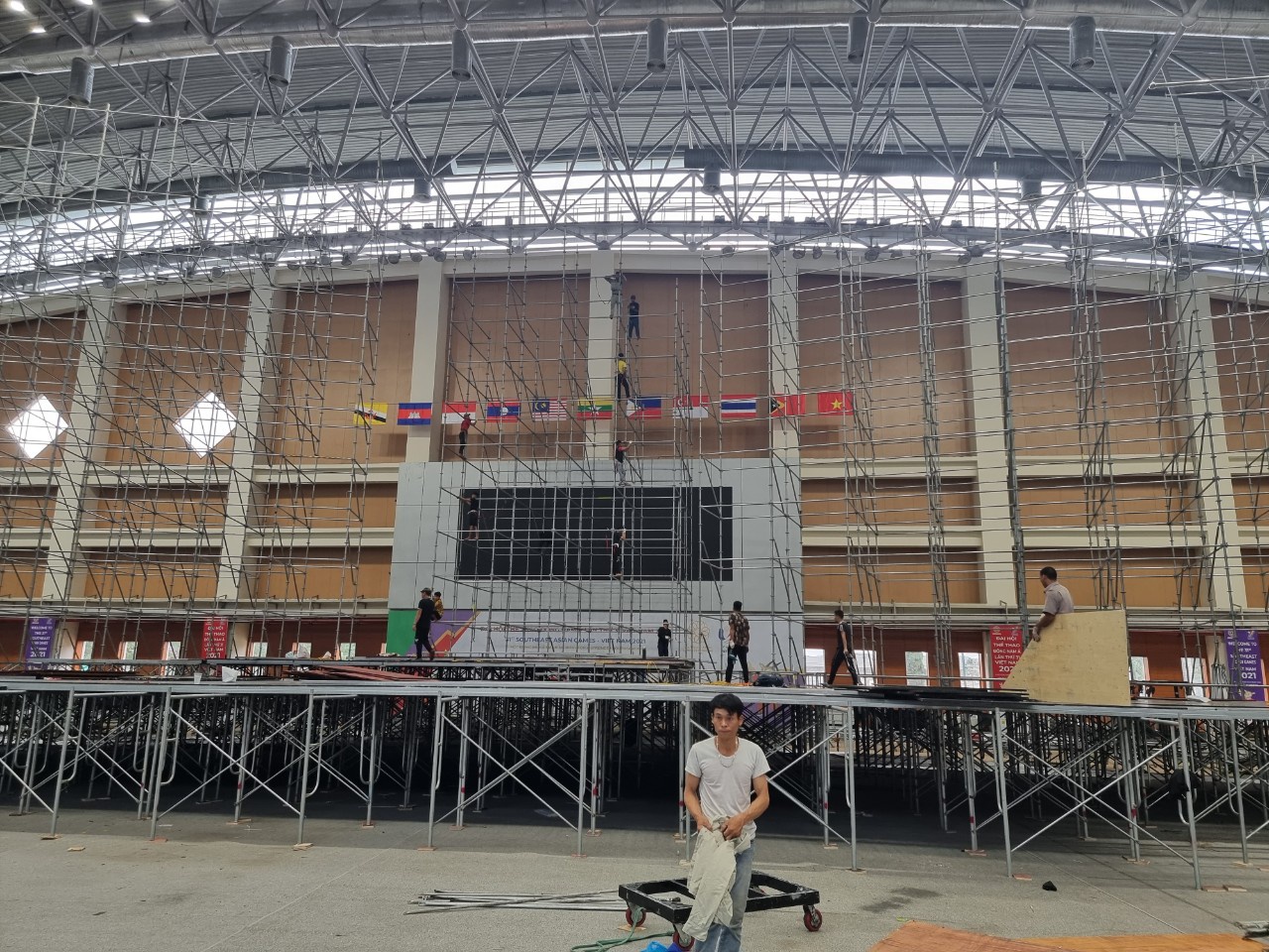 Cung điền kinh trong nhà Hà Nội đang được dựng sân khấu chuẩn bị cho lễ bế mạc SEA Games 31. Ảnh: Internet