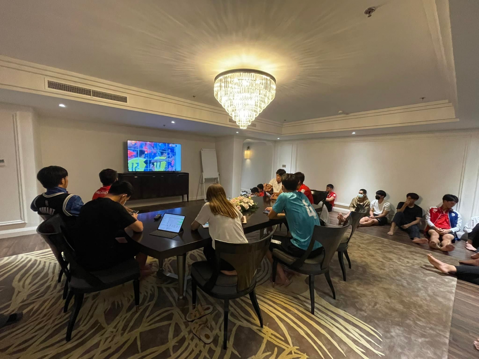 U23 Thái Lan cùng bà Madam Pang theo dõi trận đấu của U23 Việt Nam. Ảnh: Internet