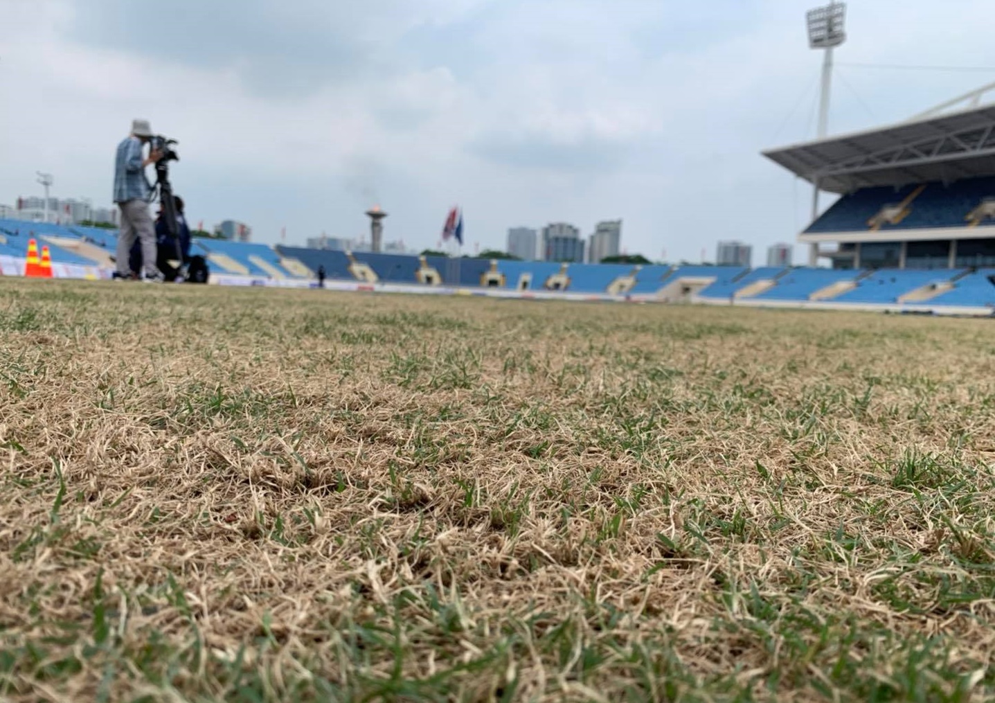 Mặt cỏ Mỹ Đình 'đổi màu' trước trận chung kết Việt Nam - Thái Lan, giám sát AFC lên tiếng