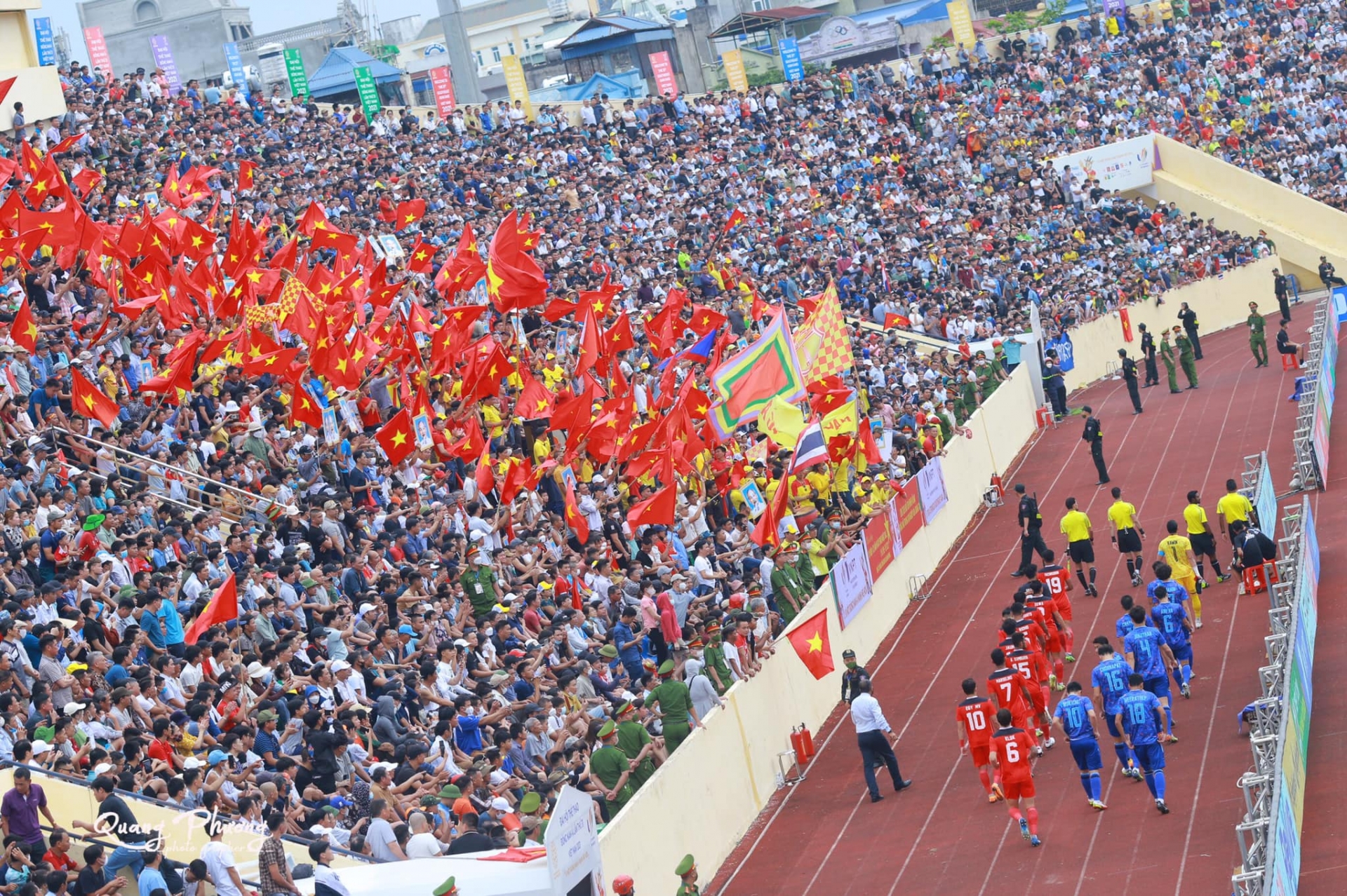 Sân Thiên Trường kín khán giả ở trận bán kết SEA Games 31. Ảnh: Internet