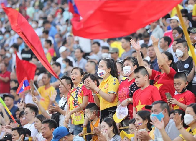 CĐV Nam Định luôn thể hiện sự cuồng nhiệt ngay cả khi đội nhà không thi đấu. Ảnh: TTXVN CĐV Nam Định luôn thể hiện sự cuồng nhiệt ngay cả khi đội nhà không thi đấu. Ảnh: TTXVN