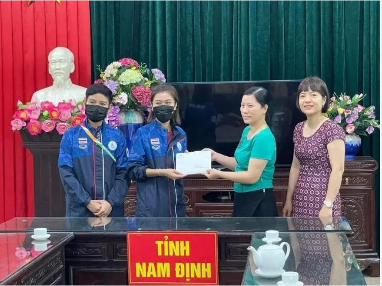 Đại diện U23 Thái Lan trao tặng món quà cho Quỹ 'Vì người nghèo'. Ảnh: Internet Đại diện U23 Thái Lan trao tặng món quà cho Quỹ 'Vì người nghèo'. Ảnh: Internet
