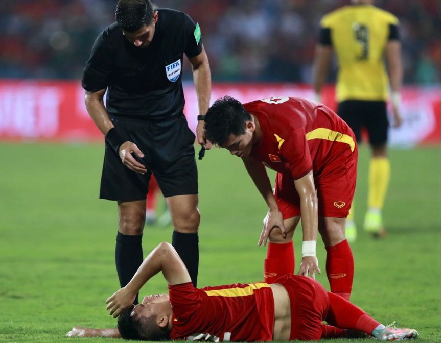 Văn Xuân nằm sân sau pha va chạm mạnh với cầu thủ Malaysia. Ảnh: Internet