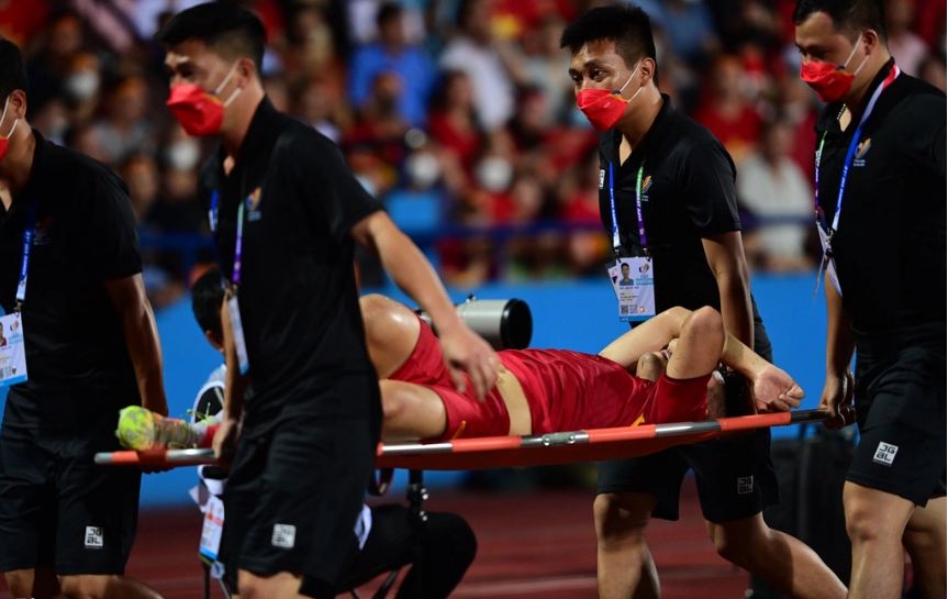 Hậu vệ U23 Việt Nam phải rời sân bằng cáng. Ảnh: Internet