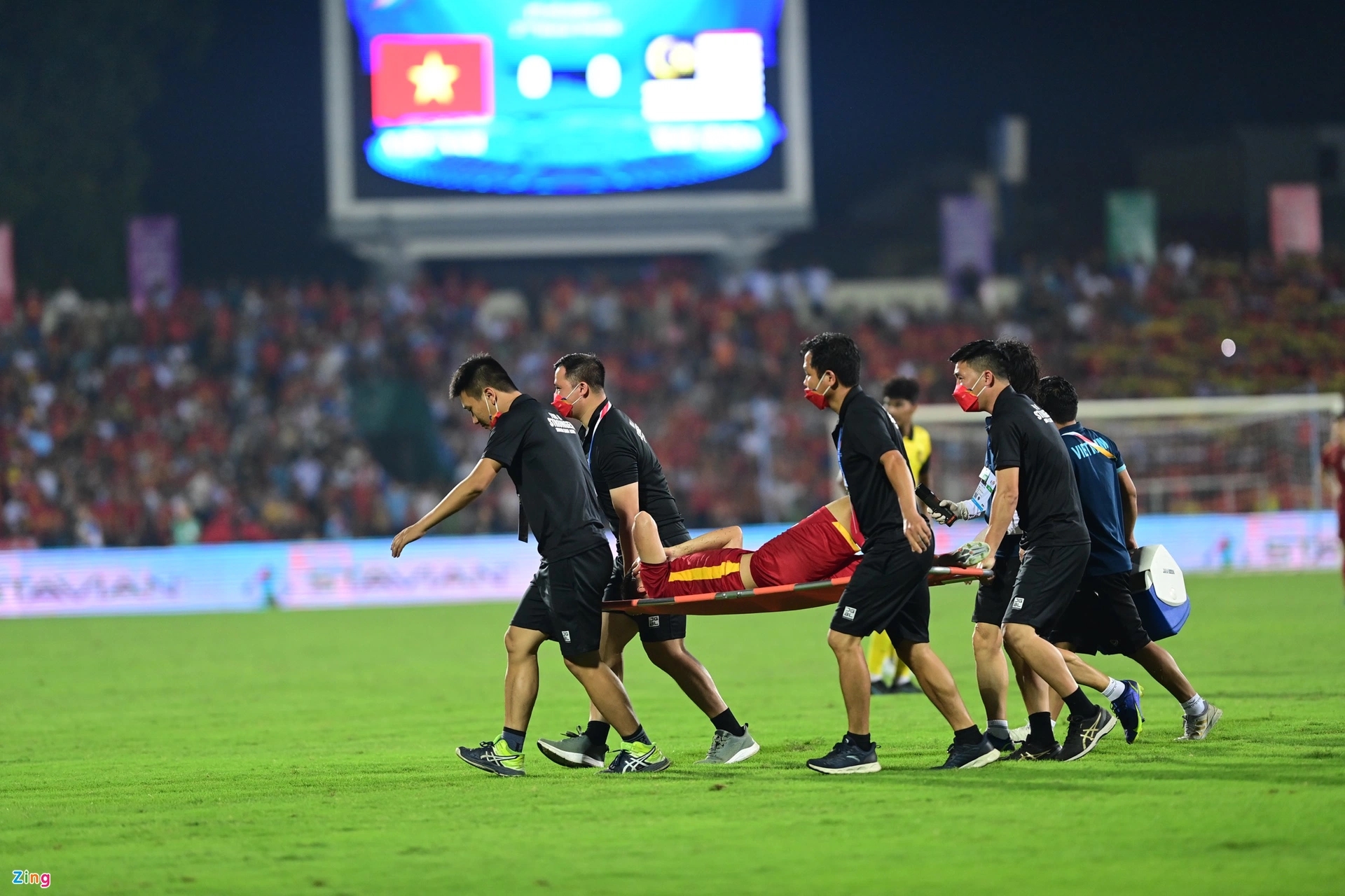 Văn Xuân dính chấn thương nặng ở trận bán kết với U23 Malaysia. Ảnh: Zing