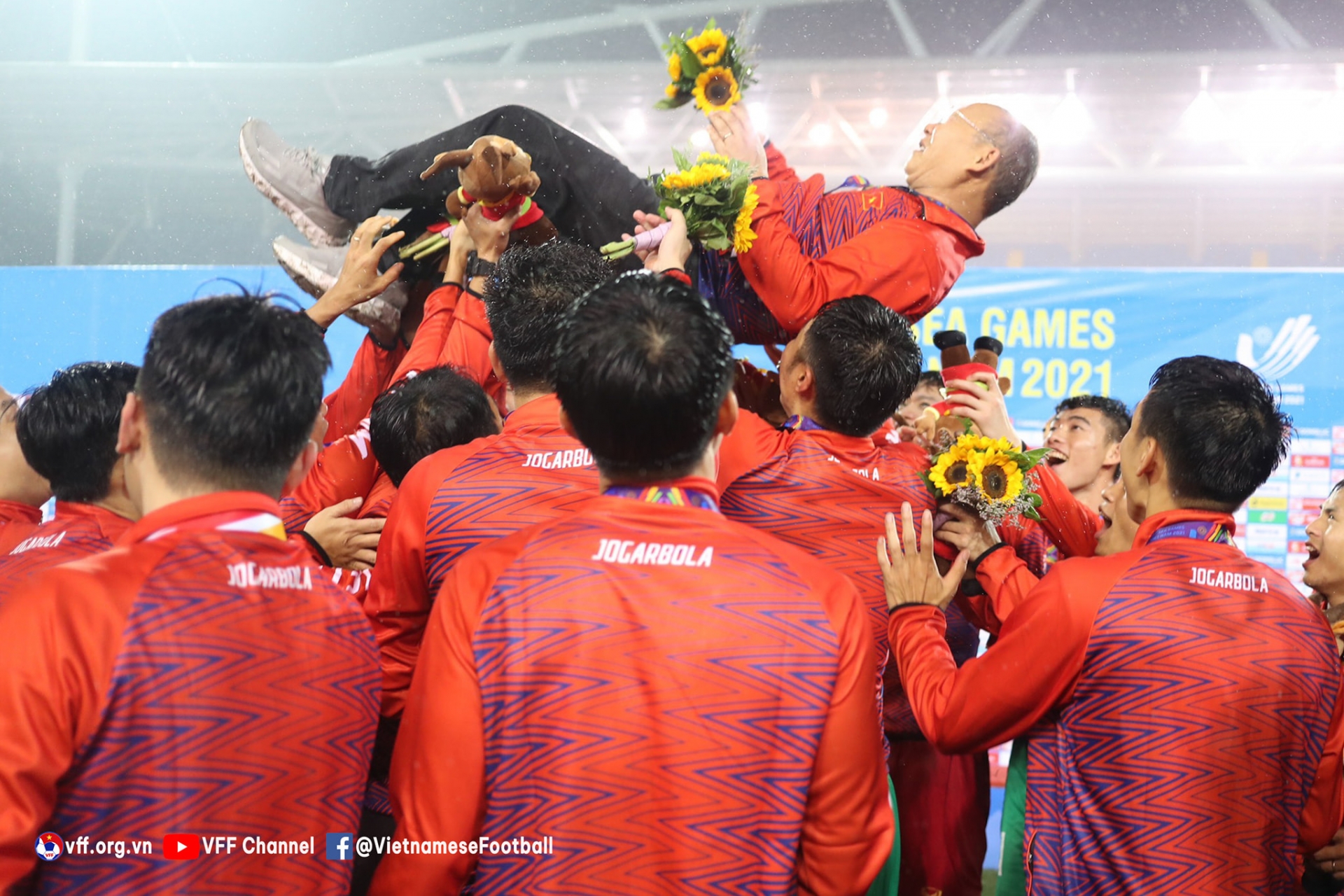 HLV Park Hang-seo ăn mừng tấm HCV SEA Games lần thứ 2 liên tiếp. Ảnh: VFF HLV Park Hang-seo ăn mừng tấm HCV SEA Games lần thứ 2 liên tiếp. Ảnh: VFF