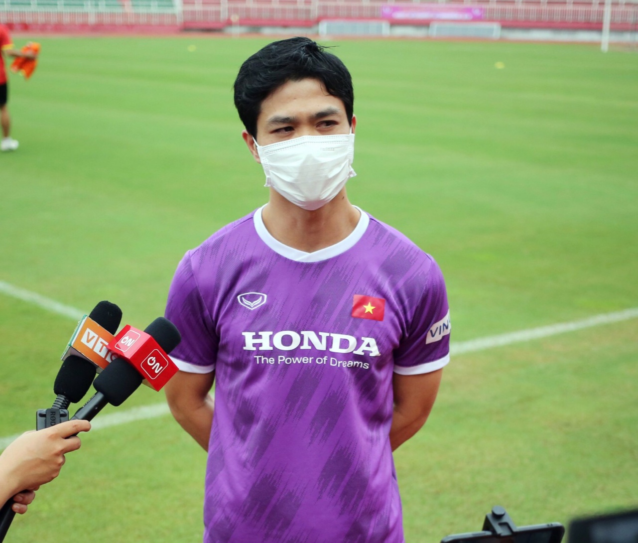 Công Phượng trả lời phỏng vấn ở buổi tập ngày 29/5. Ảnh: Internet