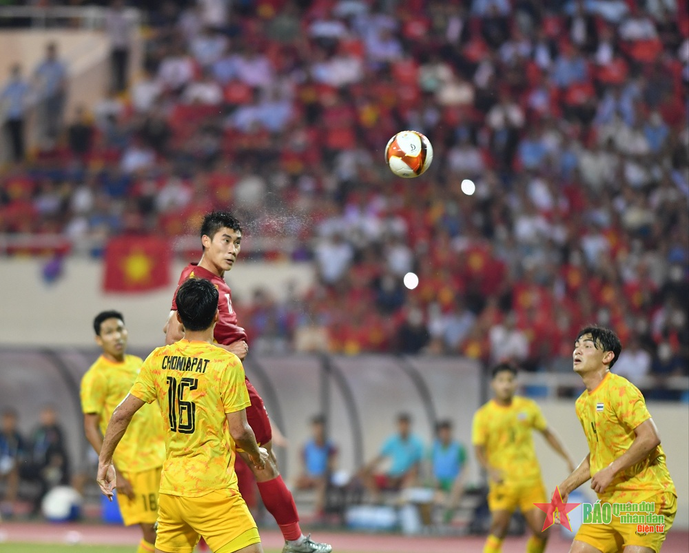 Mạnh Dũng đánh đầu ghi bàn giúp U23 Việt Nam đánh bại người Thái tại chung kết SEA Games 31. Ảnh: QĐND