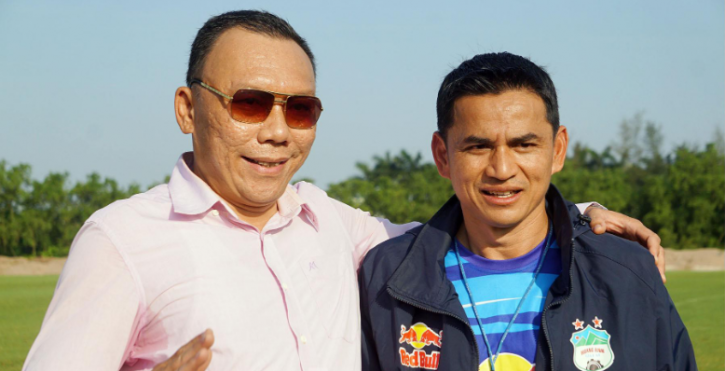 HLV Kiatisak chụp ảnh cùng người hâm mộ sau buổi tập. Ảnh: Internet