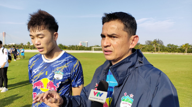 Tiền vệ Xuân Trường làm phiên dịch cho HLV Kiatisak. Ảnh: Internet