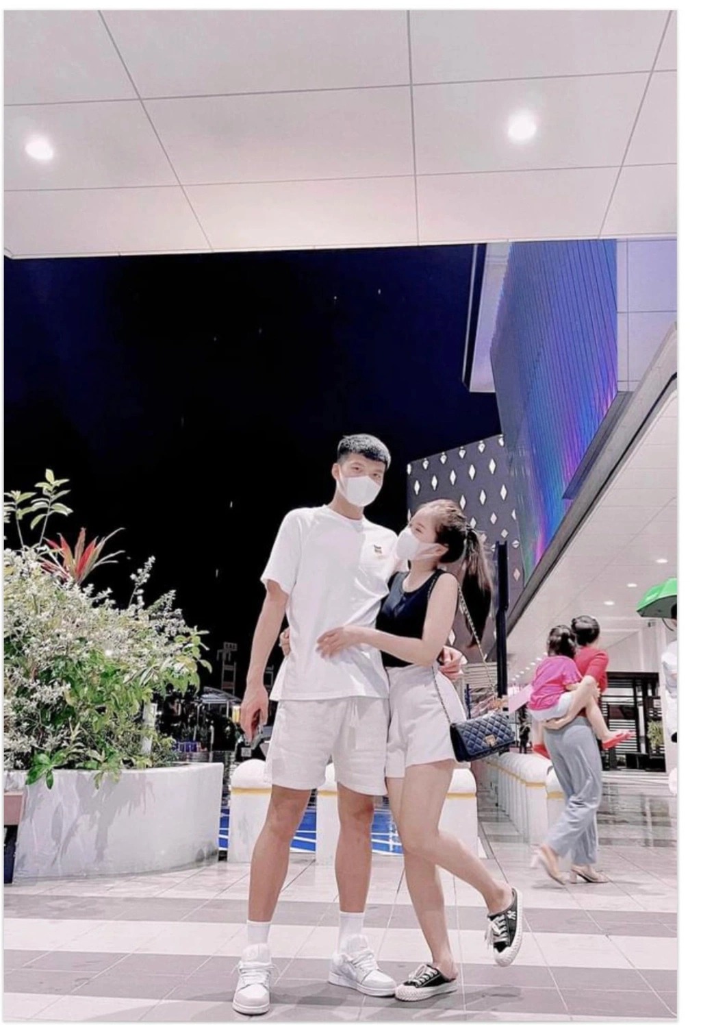 Văn Tùng không ngại công khai hình ảnh với bạn gái trên trang cá nhân. Ảnh: FBNV