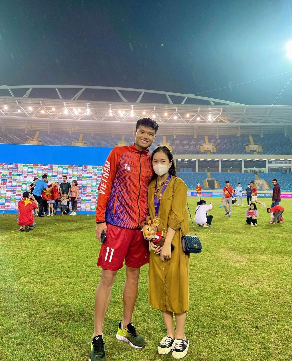 Văn Tùng chụp ảnh cùng bạn gái sau trận chung kết SEA Games 31. Ảnh: FBNV