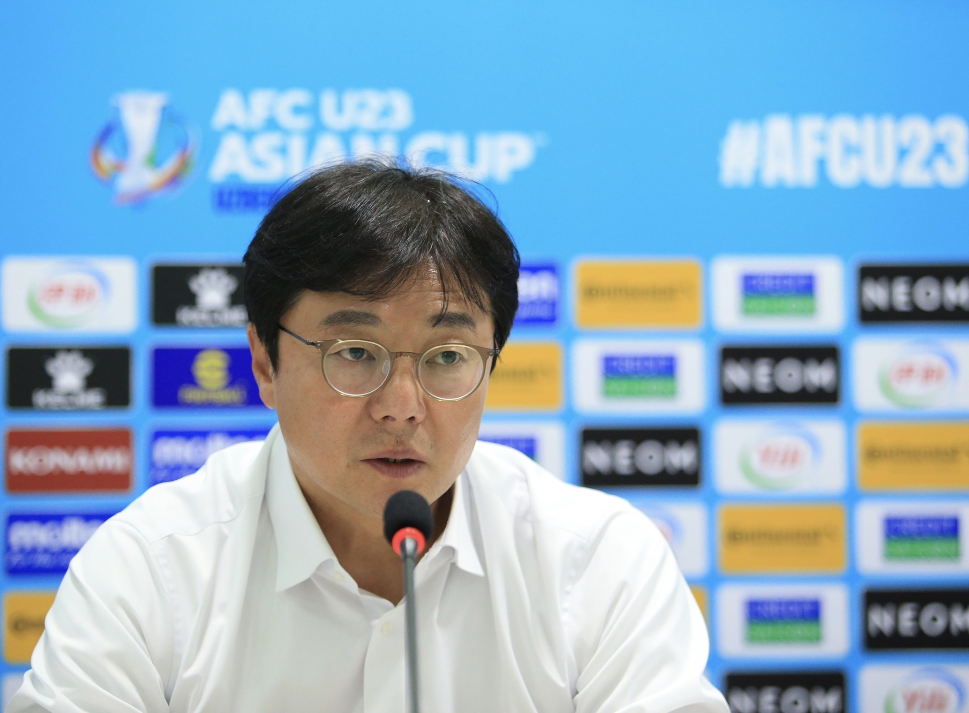 HLV Hwang Sun-hong không hài lòng khi phải chia điểm trước U23 Việt Nam. Ảnh: Internet