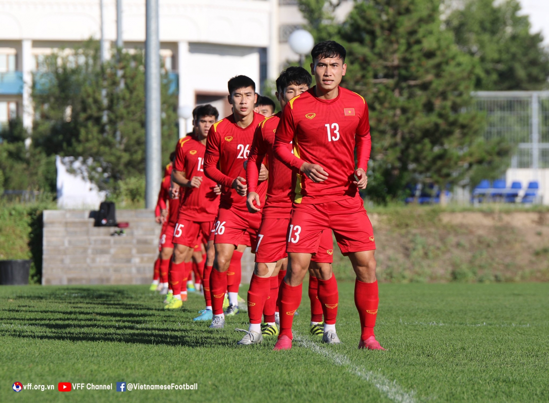 HLV Gong Oh-kyun đổi số áo của các cầu thủ ở buổi tập. Ảnh: VFF