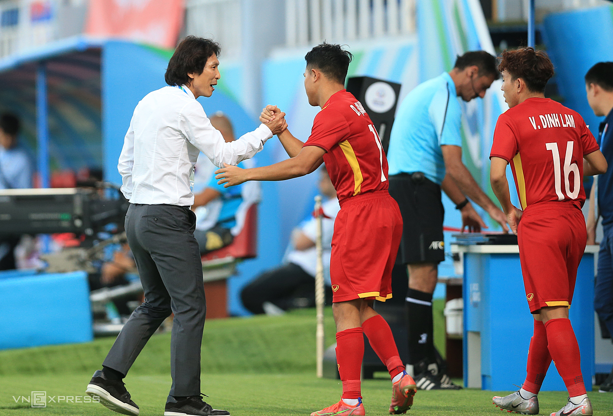 HLV Gong Oh-kyun nắm rất rõ tâm lý của các cầu thủ trẻ. Ảnh: VnExpress