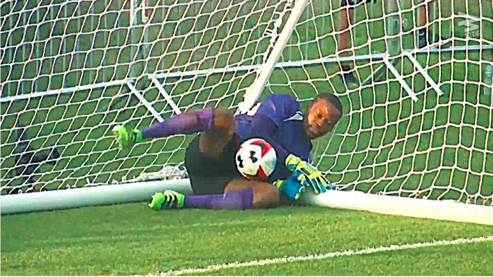 Hành động công khai phản lưới nhà của một thủ môn người Nam Phi. Ảnh: Internet