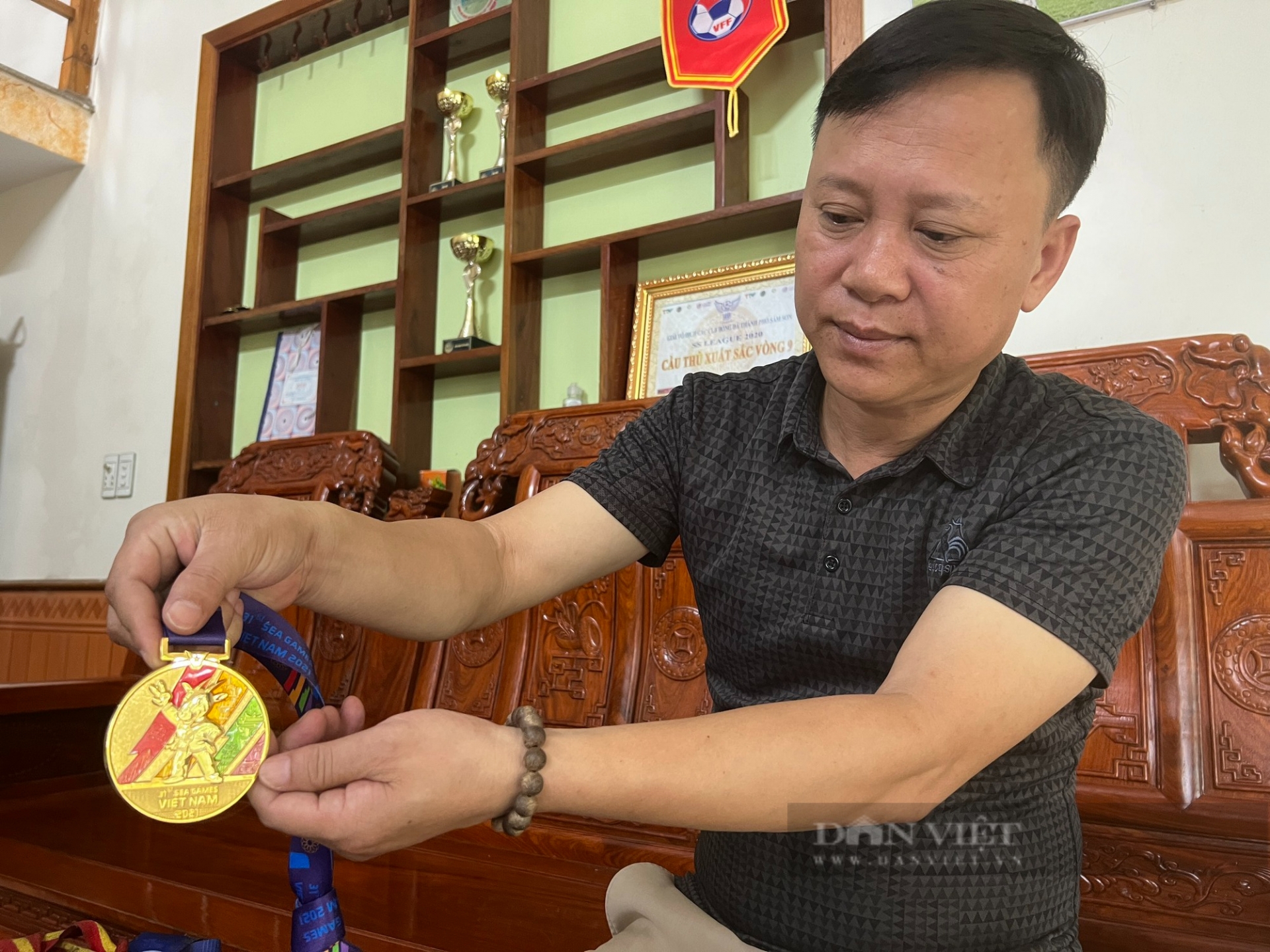 Bỗ của Vũ Tiến Long bên cạnh tấm HCV SEA Games 31. Ảnh: Dân Việt