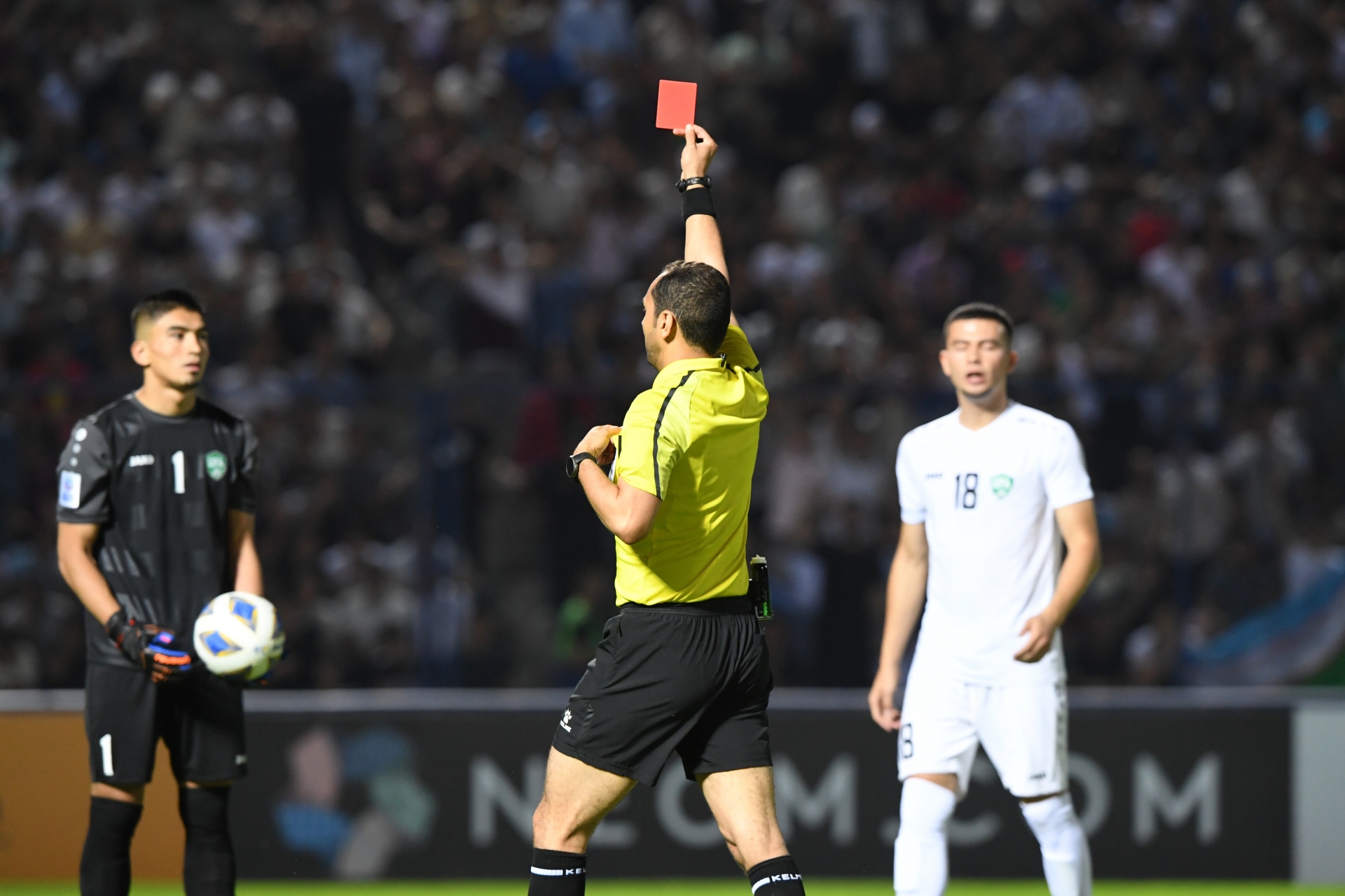 U23 Uzbekistan phải chơi thiếu người từ sớm. Ảnh: Internet