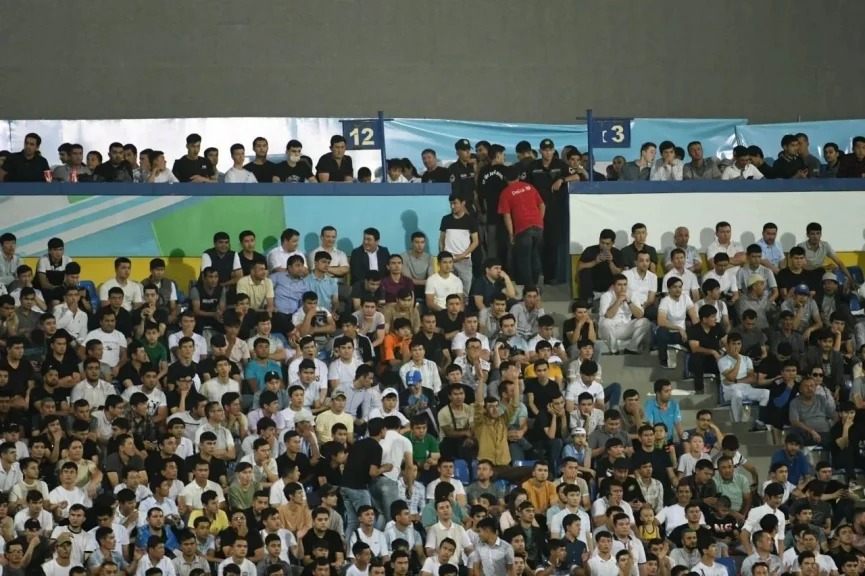 CĐV Uzbekistan đã có hành động xấu xí ở trận tứ kết U23 châu Á 2022. Ảnh: Internet