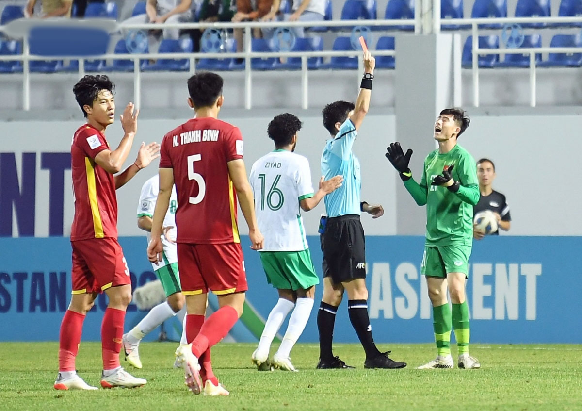 Văn Chuẩn nhận thẻ đỏ trực tiếp. Ảnh: Internet