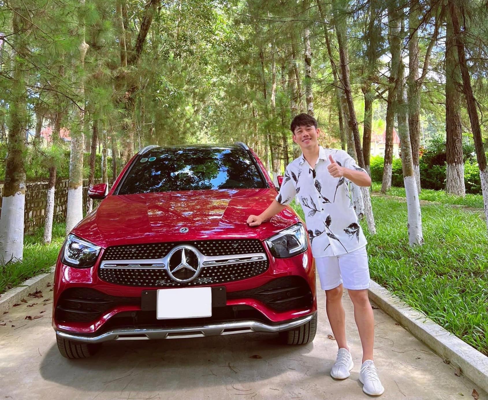 Minh Vương bên chiếc Mercedez GLC. Ảnh: Internet