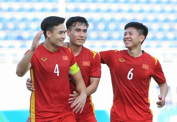 Trung vệ Việt Anh nói điều thật lòng về thầy Gong, 'bỏ ngỏ' khả năng xuất ngoại Trung vệ Việt Anh nói điều thật lòng về thầy Gong, 'bỏ ngỏ' khả năng xuất ngoại