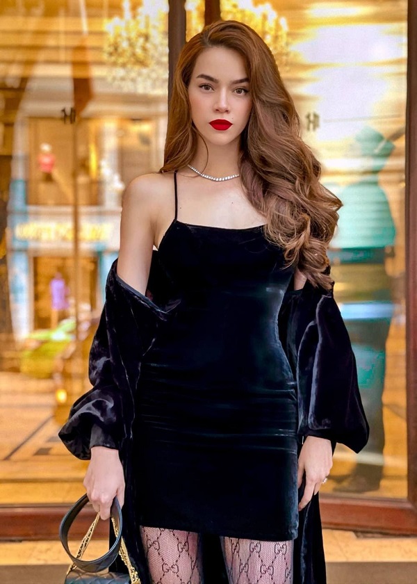 Hồ Ngọc Hà mặc gợi cảm cực gợi cảm tại sự kiện ở Hà Nội, bất chấp thời tiết lạnh cắt da cắt thịt.