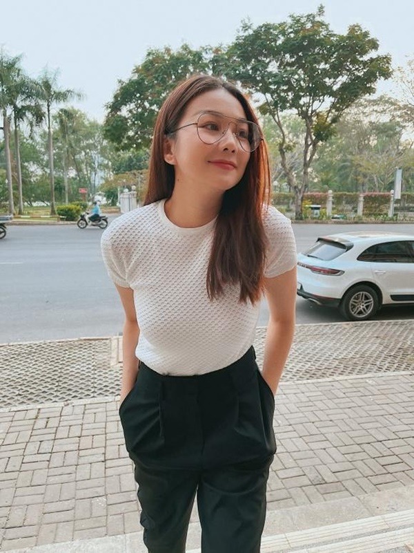 Siêu mẫu Thanh Hằng bỏ ngỏ sự băn khoăn nên kết hôn hay tiếp tục độc thân: 'Trông mình như thế này thì bạn nghĩ nên tiếp tục độc thân hay kết hôn?'. 