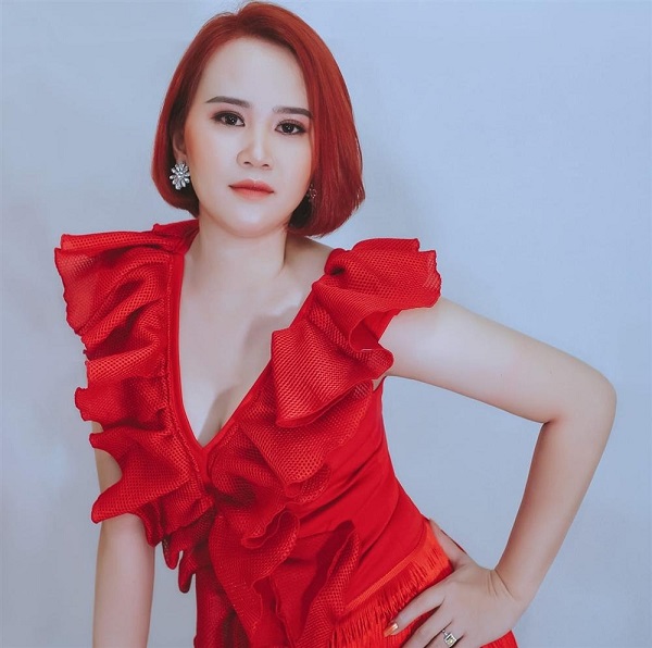 Ca sĩ Chi Pi không qua khỏi vì tai nạn xe ben trên đường đi diễn. Được biết, nữ ca sĩ chạy show bằng xe máy nên gặp tai nạn, thông tin khiến dân mạng không khỏi xót xa.