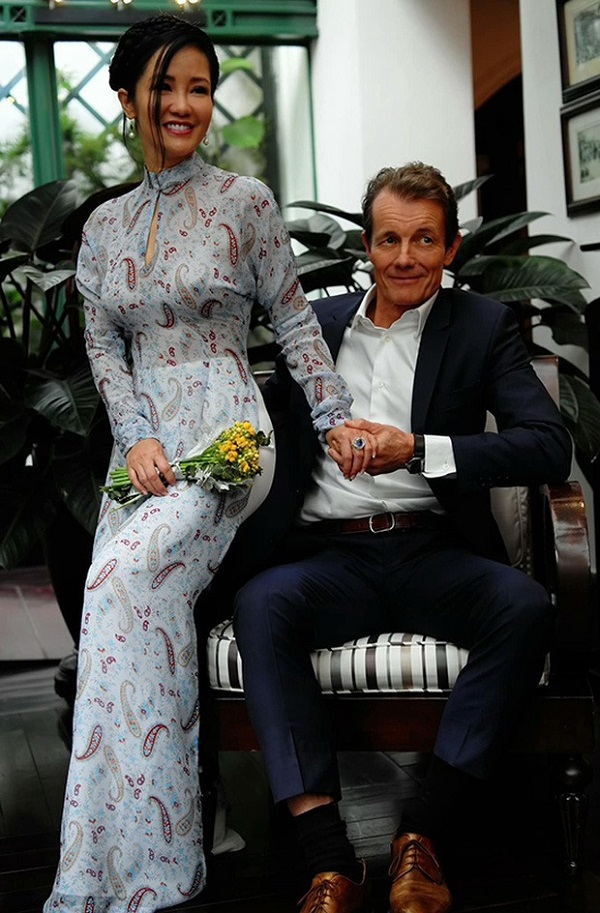 Hồng Nhung công khai sánh đôi bên bạn trai ngoại quốc, bạn trai bác sĩ có mặt trong đám cưới con gái Thanh Lam.