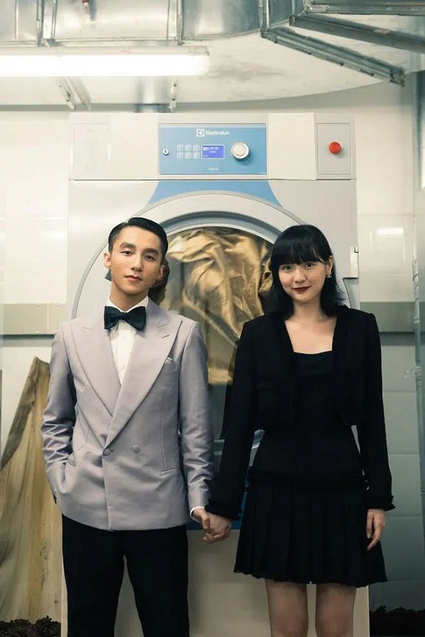 Sơn Tùng quan tâm 'gà cưng' Hải Tú đến nỗi bỏ luôn giấc ngủ, cố tình ở lại hậu trường dù đã hết cảnh quay.