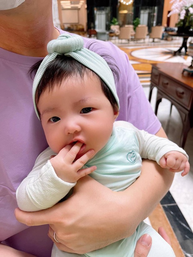 Cận chân dung 'thế lực nhí' giật trọn spotlight của dàn sao công ty Đông Nhi - Ông Cao Thắng.