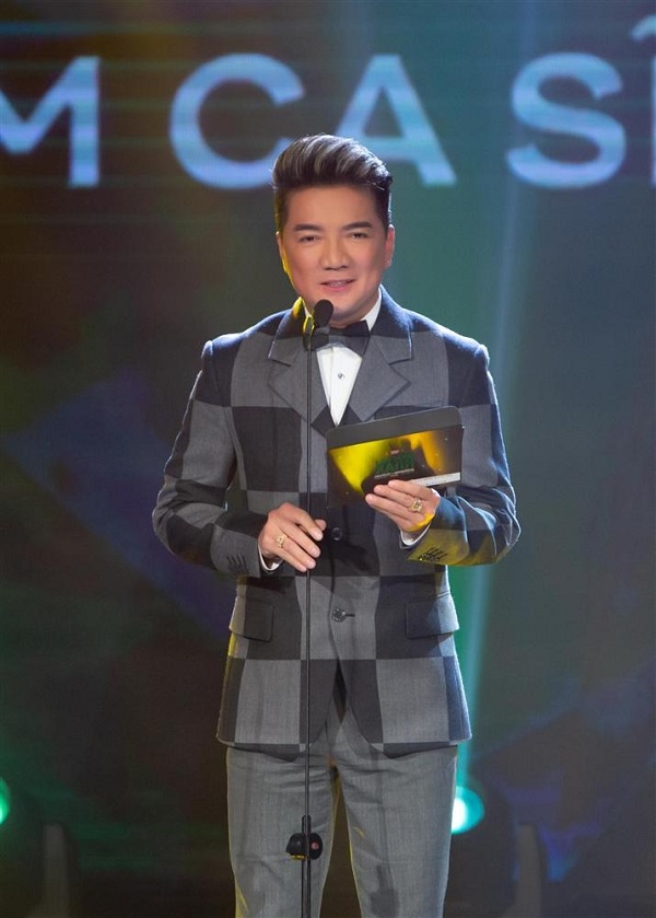 Vốn là người có tính cách thẳng thắn, dám ăn dám nói, mới đây Đàm Vĩnh Hưng đã 'vỗ mặt' dàn sao bỏ về trong lễ trao giải Làn sóng xanh.