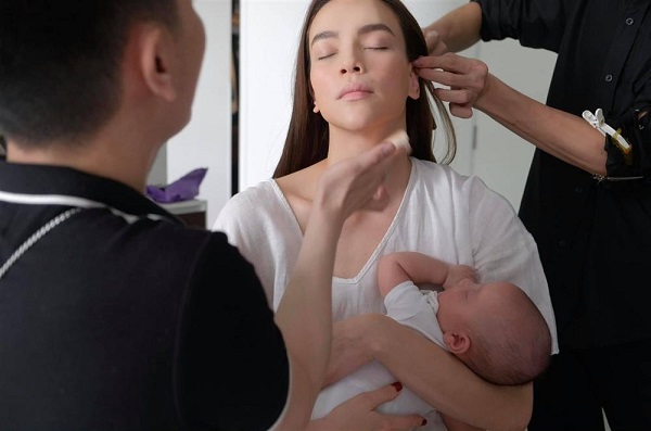 Hồ Ngọc Hà liên tiếp bị nhắc nhở chăm con sai cách khi vừa bế con vừa trang điểm.