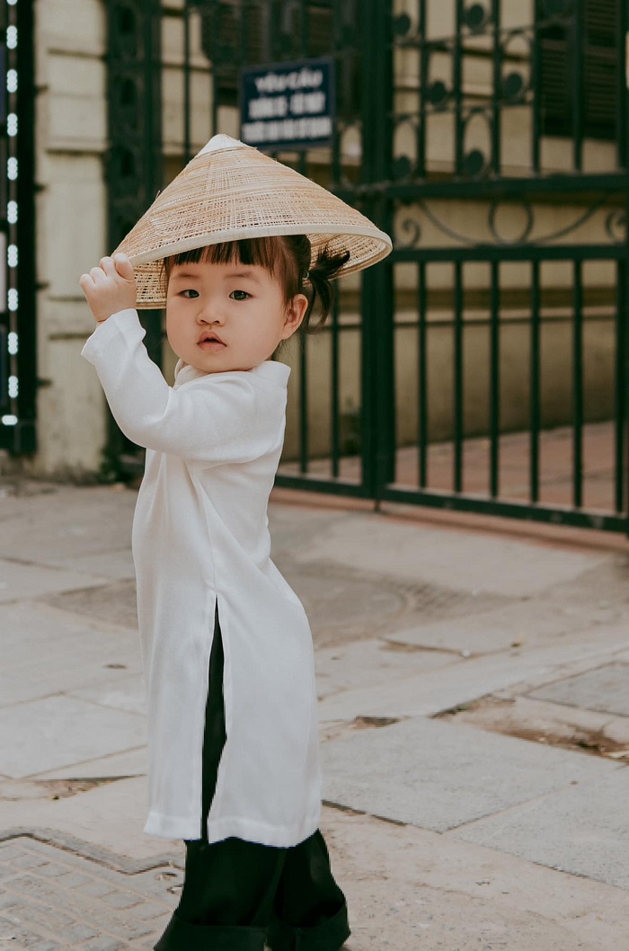 Em bé Việt Nam mặc áo dài trắng, cầm cờ đỏ sao vàng giữa tâm dịch: Cố lên Việt Nam ơi! - Ảnh 4 Em bé Việt Nam mặc áo dài trắng, cầm cờ đỏ sao vàng giữa tâm dịch: Cố lên Việt Nam ơi! - Ảnh 4