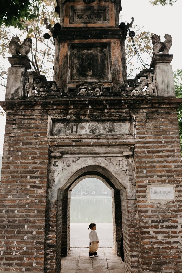 Em bé Việt Nam mặc áo dài trắng, cầm cờ đỏ sao vàng giữa tâm dịch: Cố lên Việt Nam ơi! - Ảnh 3 Em bé Việt Nam mặc áo dài trắng, cầm cờ đỏ sao vàng giữa tâm dịch: Cố lên Việt Nam ơi! - Ảnh 3