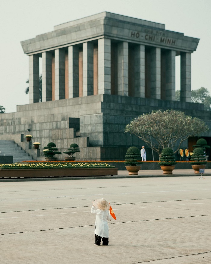 Em bé Việt Nam mặc áo dài trắng, cầm cờ đỏ sao vàng giữa tâm dịch: Cố lên Việt Nam ơi! - Ảnh 2 Em bé Việt Nam mặc áo dài trắng, cầm cờ đỏ sao vàng giữa tâm dịch: Cố lên Việt Nam ơi! - Ảnh 2