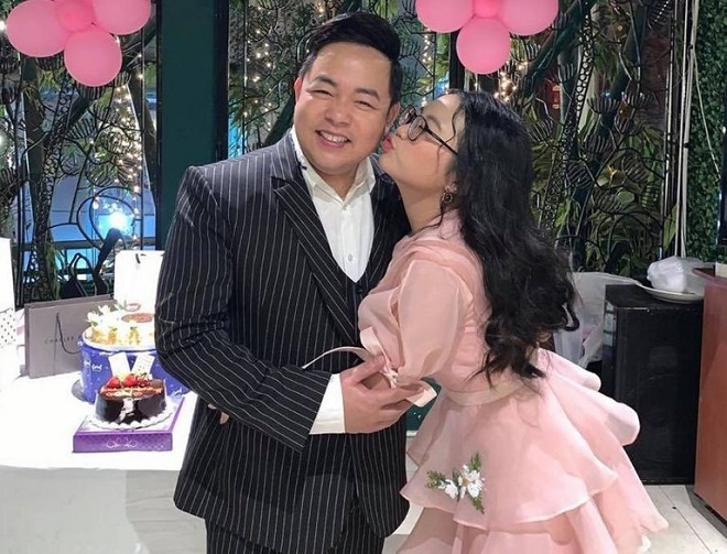 Nữ ca sĩ khẳng định hai cha con bình thường (ảnh FBNV) Nữ ca sĩ khẳng định hai cha con bình thường (ảnh FBNV)