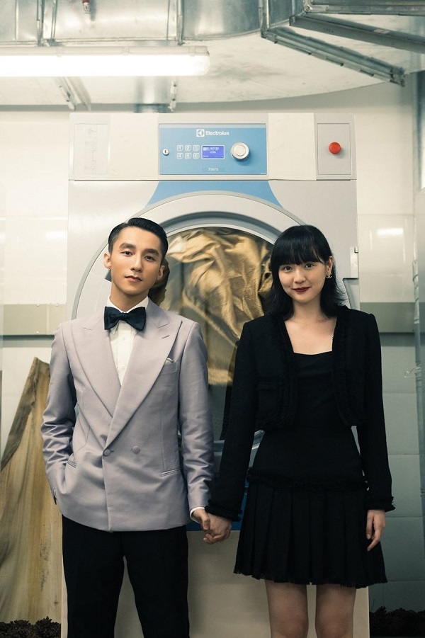Giữa cơn cuồng nộ 'trà xanh', rộ clip Sơn Tùng M-TP bị đám đông bao bây ném đồ vào mặt - Ảnh 1 Giữa cơn cuồng nộ 'trà xanh', rộ clip Sơn Tùng M-TP bị đám đông bao bây ném đồ vào mặt - Ảnh 1