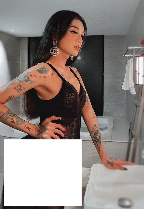 Hình ảnh được BB Trần đăng tải mới đấy khiến nhiều người không khỏi ngỡ ngàng. Nam diễn viên diện mốt ren quên cả nội y.